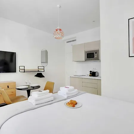 Des Poissonniers Apartment