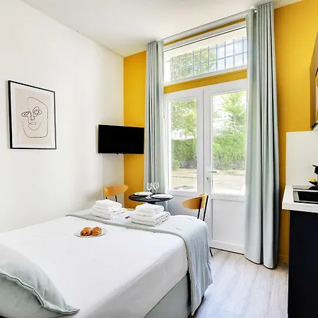 Des Poissonniers Apartment